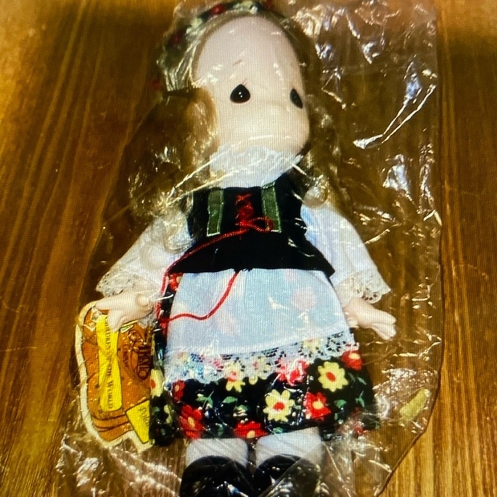 Sophie Precious Mom 1994
9”
Around the world  Floral Dress Doll with Blonde Hair